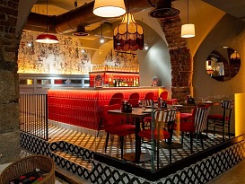 Una delle sale di Rosso, che unisce pizzeria, cucina e mixology