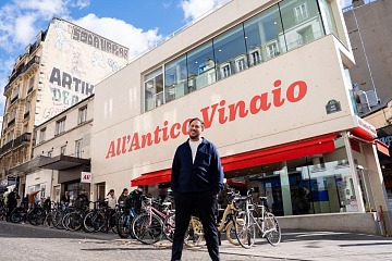 Tommaso Mazzanti di fronte al flagship store All'Antico Vinaio di Parigi