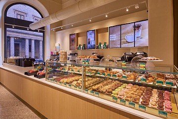 Il bancone di Starbucks a Roma in corso Vittorio Emanuele II
