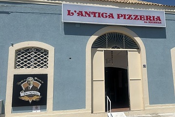 L'ingresso dell'Antica Pizzeria Da Michele a Marzamemi in Sicilia
