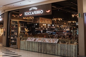 L'ingresso di Fattoria Toccaferro al Centro commerciale Roma Est
