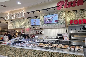 Il bancone principale del nuovo locale Sarni Ristorazione nel Centro commerciale Il Parco