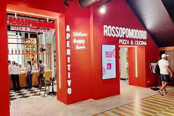L'ingresso del nuovo locale Rossopomodoro all'interno del Mercato del Duomo a Milano