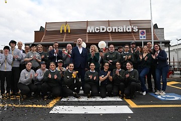 Il team del punto vendita McDonald's numero 800 in Italia