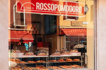 La vetrina del nuovo locale Il Forno di Rossopomodoro 