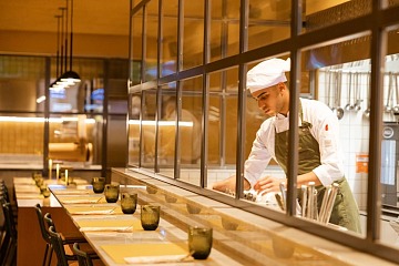 Il banco con vista sulla cucina all'interno di Via Pasteria in piazza Archinto a Milano