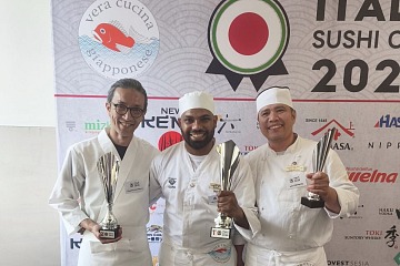 Al centro  Kurukulasuriya Shehan Laksha Fernando, aka Gianni Fernando, vincitore della prima Sushi Cup Italy