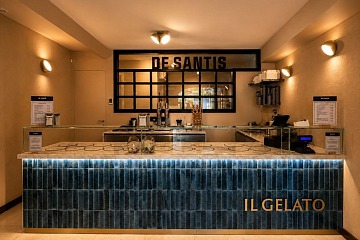 Il bancone di De Santis Il Gelato a Porto Rotondo in Sardegna