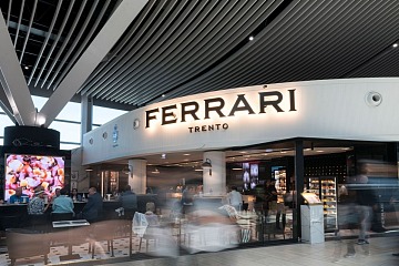 Il nuovo Ferrari Spazio Bollicine all'interno dell'Aeroporto Roma Fiumicino
