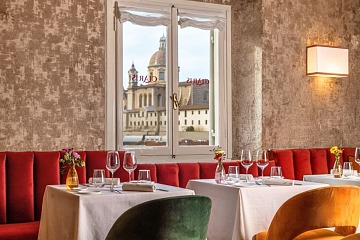 Un dettaglio della sala del Claris a Firenze in via Vespucci