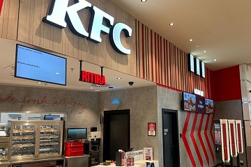 Il bancone del nuovo locale KFC Italia al Centro commerciale Punta di Ferro di Forlì