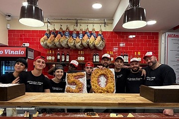 Lo staff de All'Antico Vinaio di Parigi celebra la 50° apertura del brand