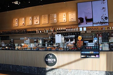 Il bancone di un punto vendita Lino's Coffee
