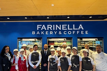 Il team Farinella nel punto vendita della Stazione di Milano Garibaldi