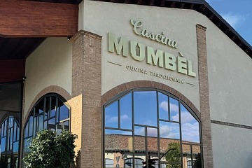 La facciata di Cascina Mumbèl il nuovo ristorante di Iper La grande i