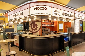 Il bancone del rinnovato Open Baladin all'Aeroporto di Torino