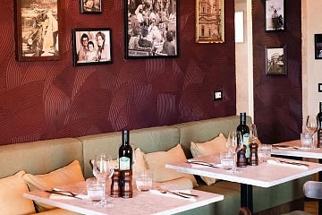 Uno scatto della sala di Osteria da Fiorella di Max Mariola