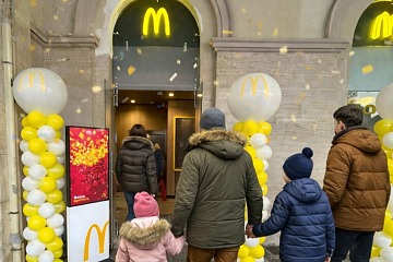 L'ingresso del nuovo punto vendita McDonald's alla Stazione di Salerno