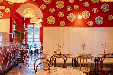 La sala dei piatti all'interno del nuovo punto vendita Pizzium di Milano