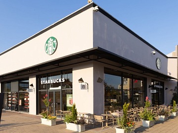 Lo store di Starbucks all'interno del Valmontone Outlet