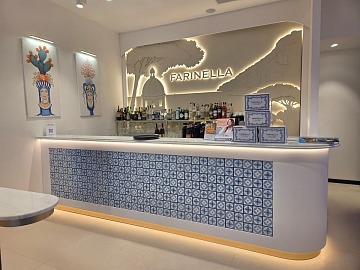 Il bancone della bakery Farinella