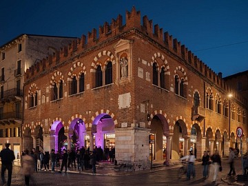 Il Domus Mercatorum di Verona, dove ha aperto un nuovo locale Signorvino