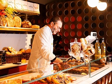 Massimiliano Prete all'interno del locale Matre