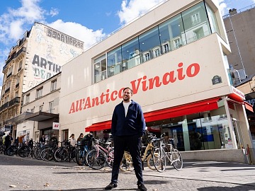 Tommaso Mazzanti di fronte al flagship store All'Antico Vinaio di Parigi