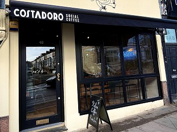 L'ingresso di uno dei due nuovi punti vendita Costadoro a Londra