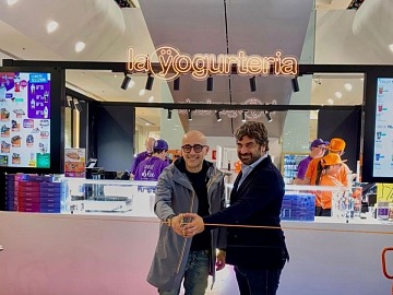 A sinistra, Alberto Langella founder de La Yogurteria durante uno dei tagli nastro di fine 2025