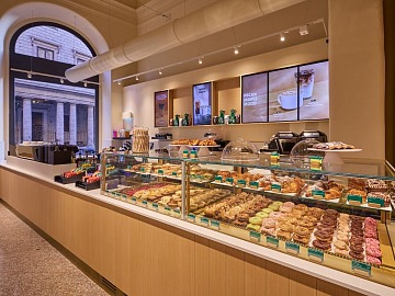 Il bancone di Starbucks a Roma in corso Vittorio Emanuele II