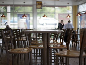 La Pasqua non ha aiutato i consumi al ristorante secondo Confimprese-Jakala