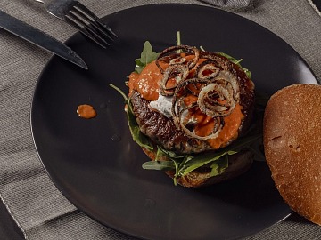 Un burger realizzato con la nuova proposta You&Meat di Centro Carni Company