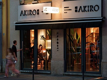 La vetrina di Akiro in via della Moscova a Milano