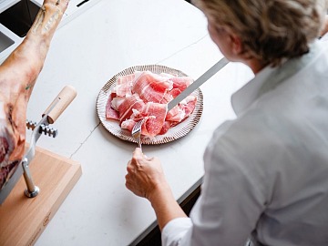 I prosciutti ottenuti dalle cosce fino a 13 kg saranno commercializzati esclusivamente disossati, in tranci o affettati