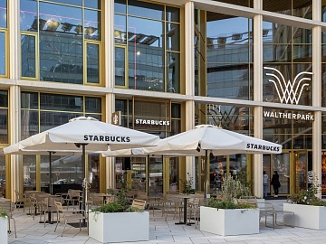 Il dehors del nuovo Starbucks all'interno del WaltherPark di Bolzano
