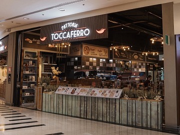 L'ingresso di Fattoria Toccaferro al Centro commerciale Roma Est