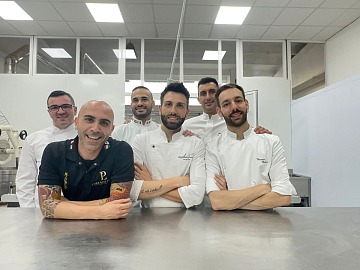 I pasticceri e gli allenatori del team Italia che competerà alla Coppa del mondo della pasticceria