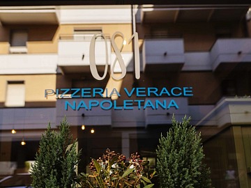 L'insegna di 081 Pizzeria a Brescia