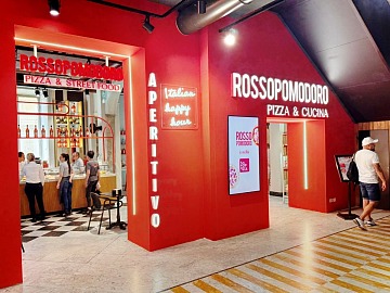 L'ingresso del nuovo locale Rossopomodoro all'interno del Mercato del Duomo a Milano