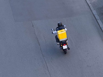 Al centro dell'inchiesta c'è Foodinho, società che gestisce le attività di Glovo in Italia