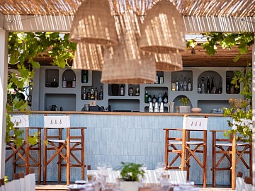 Il bancone del Nikki Beach Costa Smeralda, in apertura il 29 maggio