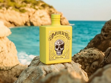 L'iconica bottiglia di Amuerte Yellow, la summer edition distribuita in Italia da Anthology by Mavolo