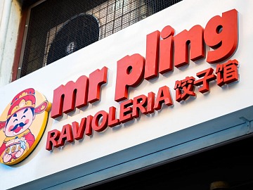 L'insegna di Mr. Pling, primo locale in via Buonarroti 47, nel cuore del quartiere Esquilino, a Roma