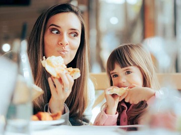 Recensioni, orario, menu e spazi: gli accorgimenti per la Festa della Mamma al ristorante con i bambini
