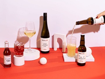 Il roster di bevande Sodamore: soda, birra e vino bianco fermo; tutti analcolici