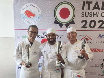 Al centro  Kurukulasuriya Shehan Laksha Fernando, aka Gianni Fernando, vincitore della prima Sushi Cup Italy