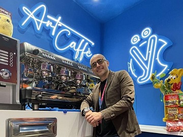 Alberto Langella, ceo di La Yogurteria, all'interno del nuovo format realizzato con Nescafé