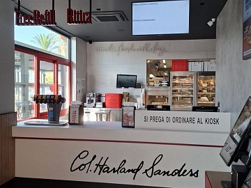 Il bancone del nuovo KFC di Trapani