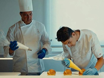 A sinistra, il maestro pasticcere Sandro Ferretti, fondatore di Ferretti Dessert